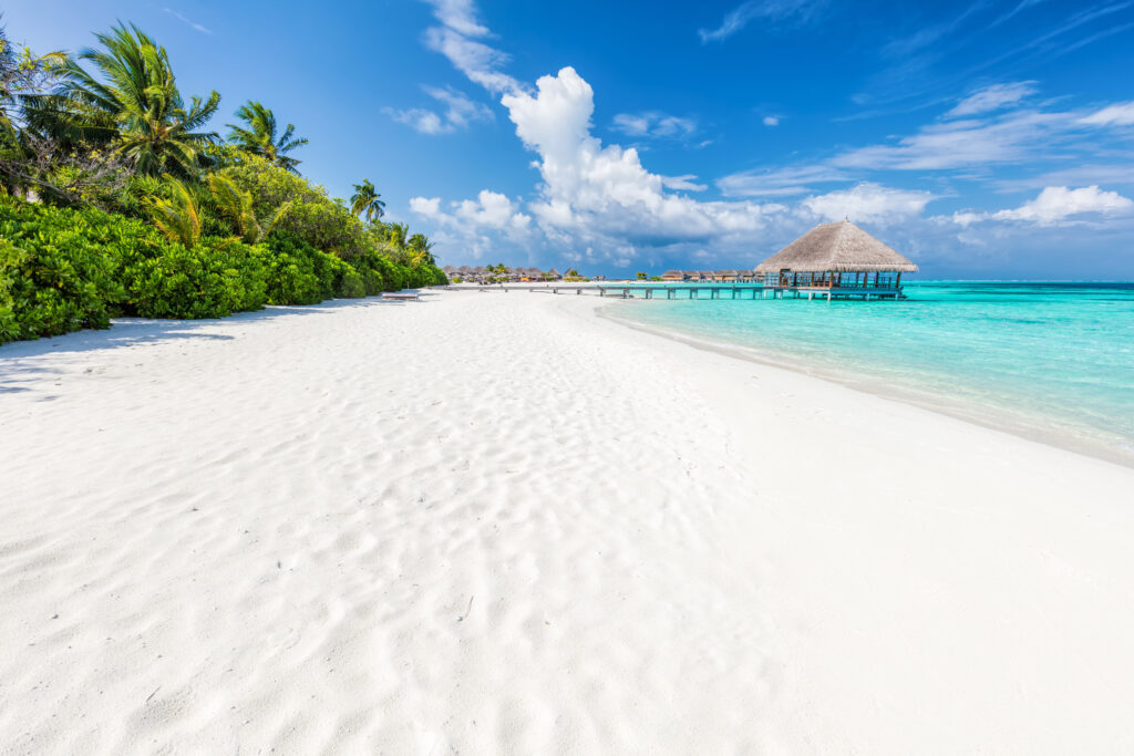 Plaja cu nisip alb din Maldive, o destinatie de top pentru baby moon