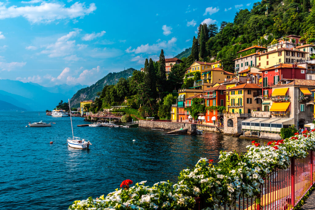 Varenna, orasel de pe lacul Como, Italia, o destinatie de top pentru luna pentru bebelusi