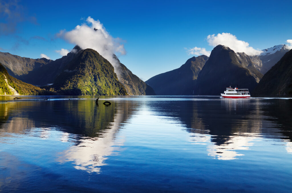 Barca care trece prin Milford Sound din Noua Zeelanda