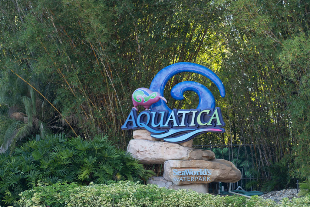 Orlando, Fl, SUA - 6 ianuarie 2022: Semnul Aquatica in Orlando, Fl, SUA.  Aquatica este parcul acvatic Sea World.