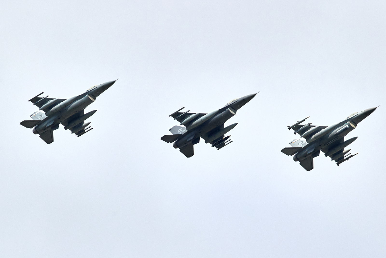 Avioanele de lupta americane F16 zboara in formatie deasupra bazei aeriene Schleswig-Jagel din Jagel, Germania, pe 3 iunie.