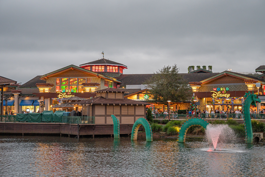 Lake Buena Vista, Florida, Statele Unite ale Americii.  14 noiembrie 2022. Disney Springs sau Downtown Disney in timpul sezonului de Craciun cu decoratiuni de Craciun si oameni care se plimba.