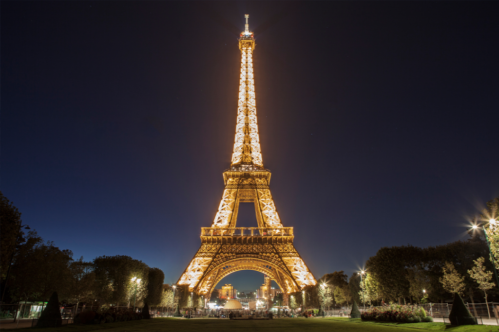 Iluminarea de seara a Turnului Eiffel din Paris.  15 septembrie 2020.