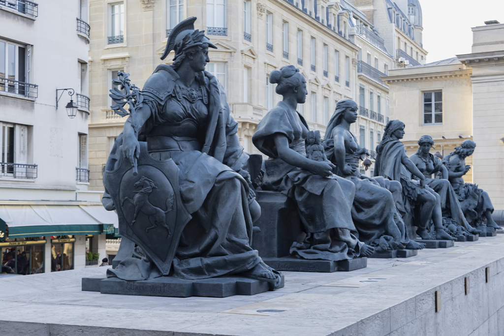 Sculpturi de pe cele sase continente ale lumii in afara Muzeului d'Orsay din Paris