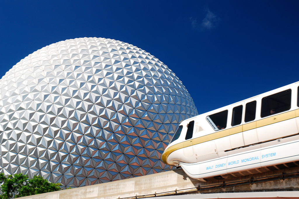 Un monorail trece prin fata Pamantului navei spatiale la Epcot Center din Walt Disney World, Orlando, Florida